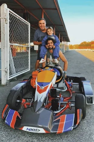 Abuelo, padre e hijo. Tres generaciones apasionadas por los automóviles y las carreras. 