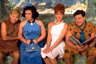 Rick Moranis, Rosie ODonnell, Elizabeth Perkins y John Goodman en la versión cinematográfica de Los Picapiedra