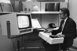 Una foto promocional del NLS, el sistema diseñado por Engelbart, con el mouse, la pantalla con ventanas y una interfaz gráfica y, para la mano izquierda, una pedalera que no prosperó