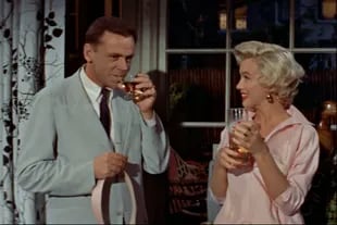 Tom Ewell y Marilyn Monroe en una escena de la película