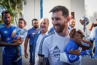 Messi con los regalos del Cruzeiro