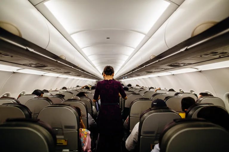 Lo que los pasajeros deben evitar durante el vuelo, desde la perspectiva de las azafatasUnsplash