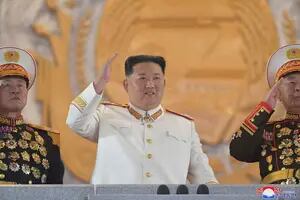 Rodeado de sus misiles más poderosos, Kim Jong-un lanzó una amenaza nuclear