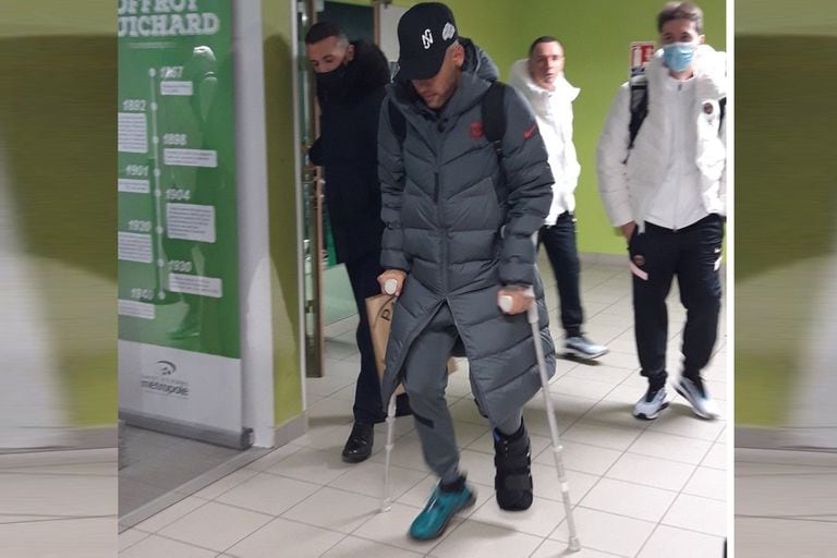 La imagen de Neymar retirándose del estadio de Saint Etienne, con muletas