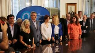 Cristina Kirchner junto a los kirchneristas que aparecieron en Diputados para mostrarle su apoyo