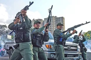 Miembros de la Guardia Nacional Bolivariana que se unieron al líder de la oposición venezolana y autoproclamado presidente interino Juan Guaidó