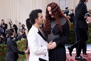 Embarazada de su segundo hijo, Sophie Turner asistió con su marido, el cantante Joe Jonas. La protagonista de Game of Thrones desfiló un vestido negro de gasa con detalle de tachas, perteneciente a la colección Crucero 2016 de Louis Vuitton. 