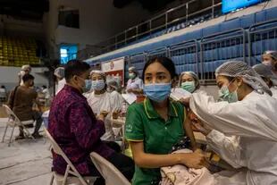 El 20% de la población de Phuket está vacunada, mientras el promedio del resto del país es solo el 1%