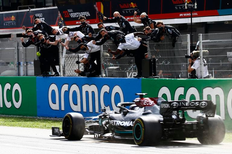 El equipo Mercedes festeja con Lewis Hamilton 