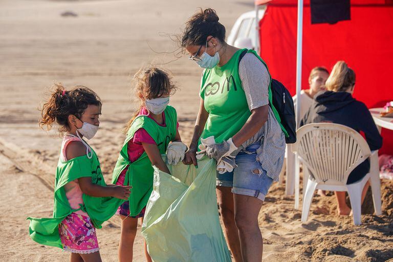 Limpieza de playas: la actividad del verano para toda la familia que cuida el ambiente