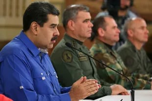 Nicolás Maduro habló por cadena nacional 16 horas después de iniciada la sublevación; "Este fue un día de contraste entre la Venezuela de paz y la Venezuela de violencia", dijo en el Palacio Miraflores