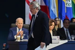 Los presidentes de Argentina, Alberto Fernández, pasan junto a la vicepresidenta de los Estados Unidos, Kamala Harris, y el presidente de los Estados Unidos, Joe Biden