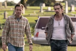 En Raymond & Ray, Ewan McGregor y Ethan Hawke elevan un material trillado