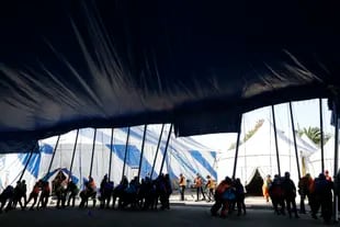 Una vez completado el armado general, con el piso y las butacas reglamentarias, la gran carpa del Cirque du Soleil puede albergar a 2672 espectadores