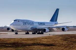 Boeing 747 milik Venezuela menggelinding di landasan pacu setelah mendarat di bandara Ambrosio Taravella di Cordoba, Argentina, Senin, 6 Juni 2022. (AP Photo/Sebastian Borsero)