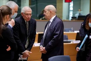 El jefe de política exterior de la Unión Europea, Josep Borrell, a la izquierda, ahbla con el ministro francés de Exteriores, Jean-Yves Le Drian, en una reunión de ministros de la UE en el edificio Europa en Bruselas, el lunes 21 de marzo de 2022. (AP Foto/Olivier Matthys)