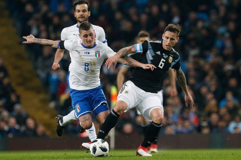 Marco Verratti y Lucas Biglia, en el último partido entre Italia y la Argentina, en Manchester, el 23 de marzo de 2018