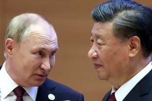 El presidente ruso, Vladimir Putin, habla con su par chino, Xi Jinping, durante una reunión en Samarcanda, Uzbekistán, el 16 de septiembre del 2022.  (Serguéi Bobylev, Sputnik, Kremlin Pool Foto vía AP)