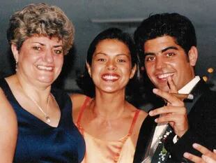 Sergio Villanueva junto a su novia, Tanya, y su mamá, Delia (Gentileza: Tanya Villanueva Tepper)