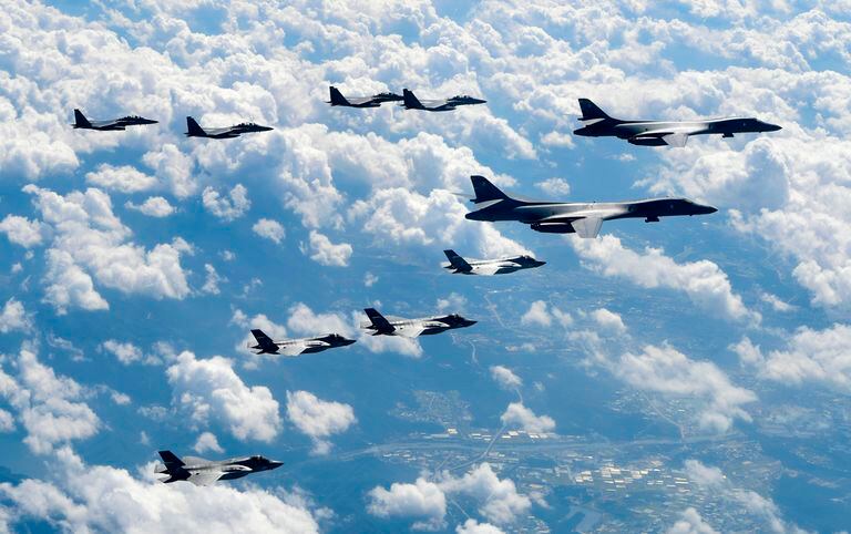 Bombarderos B-1B y cazas F-35B estadounidenses y cazas F-15K surcoreanos 