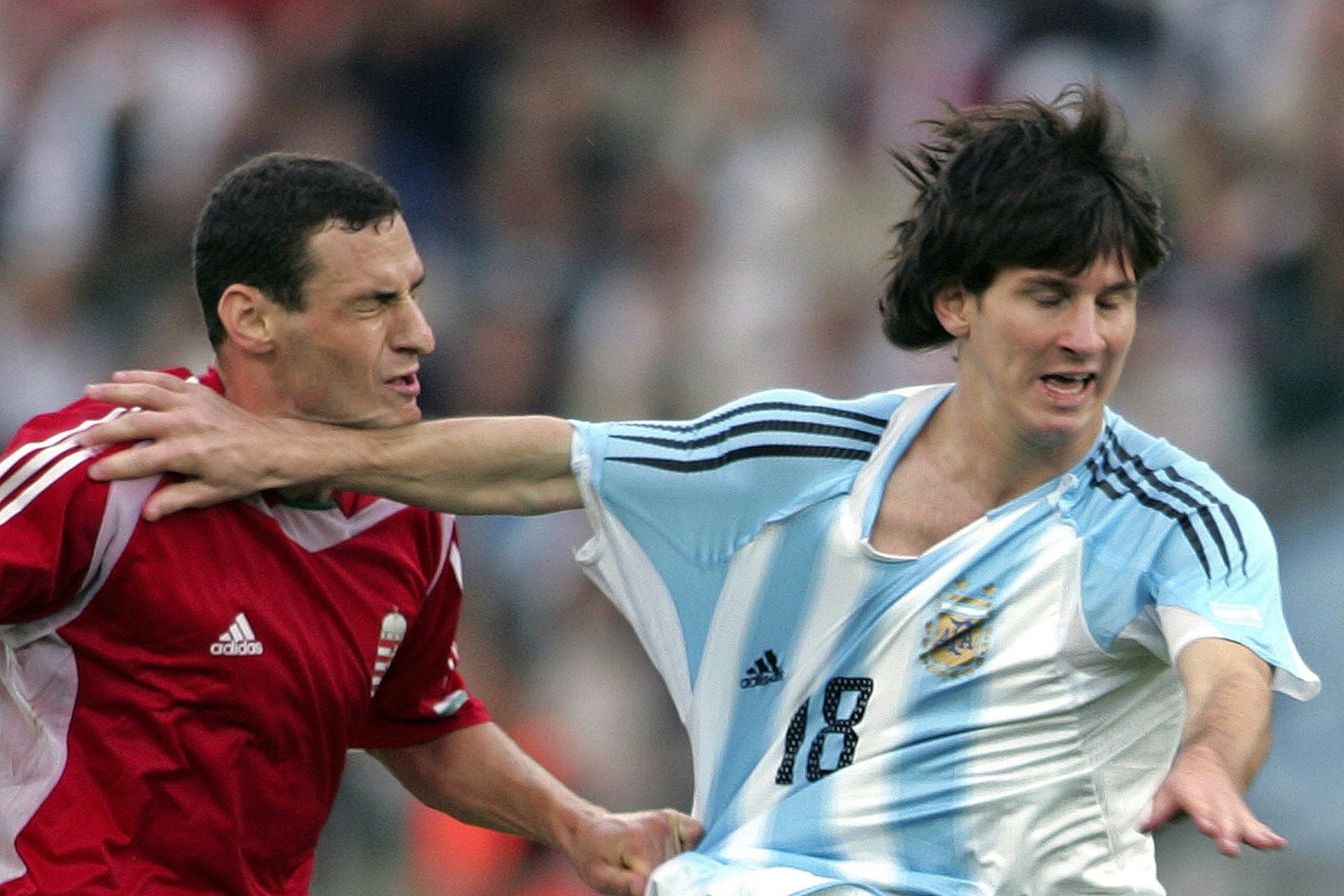 Messi se quita de encima al húngaro Vilmos Vanczák; por esa acción recibió la tarjeta roja en el partido de su debut con la selección ante Hungría