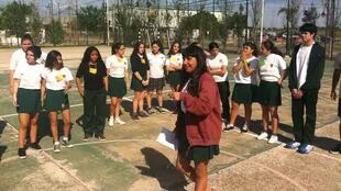 Formación universitaria: Abigail Fernández (campera roja) dicta un taller a otros jóvenes