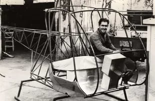 Augusto Cicaré, a bordo de una de sus primeras creaciones, el Cicaré CH-2