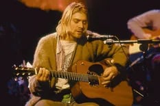 Con agujeros de cigarrillo, el cárdigan de Kurt Cobain se remató por U$S 334.000