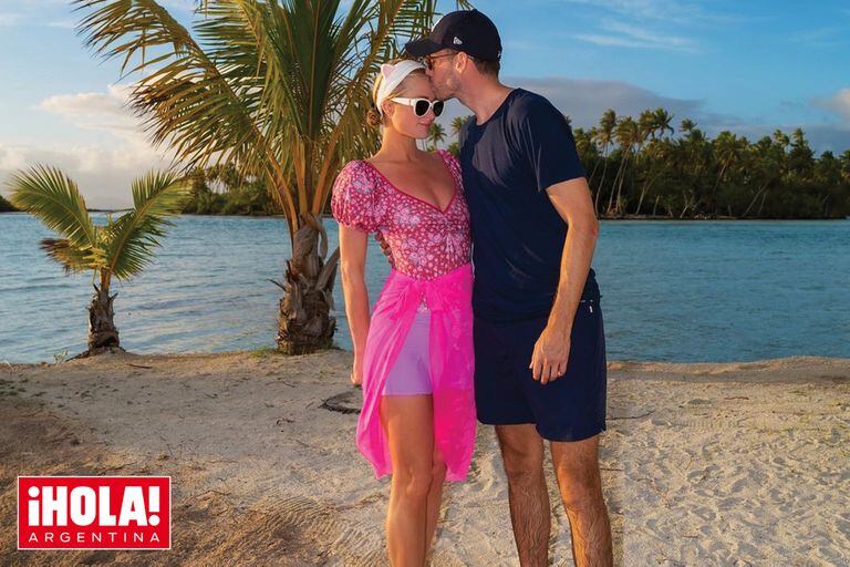 Marido y mujer, Paris Hilton y Carter Reum se miman en la playa de Bora Bora.