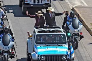 La presidenta electa de Honduras, Xiomara Castro, y su esposo, el expresidente hondureño (2006-2009), Manuel Zelaya, saluda mientras son conducidos por el bulevar Suyapa hacia el Estadio Nacional, donde se llevará a cabo la ceremonia de toma de posesión