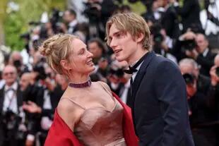 Uma Thurman y su hijo Levon Hawke irradiaron felicidad en su paso por Cannes