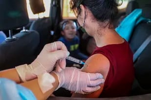 Chile: los vacunados con Sinovac y Pfizer podría necesitar una tercera dosis