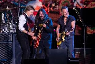 Paul McCartney, Dave Grohl y Bruce Springsteen en la extensa y magnífica performance del beatle en el último Glastonbury