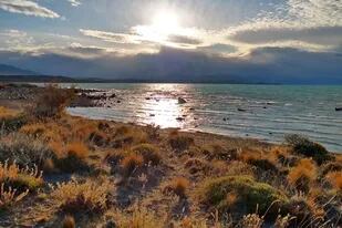 Un paisaje más agreste, propio de la estepa patagónica, acompaña los recorridos por la costa del Lago Argentino