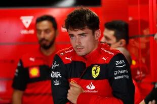 Charles Leclerc, el rostro de la desilusión; el monegasco sufrió problemas con el motor y debió abandonar cuando era puntero en el Gran Premio de España