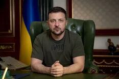 Zelensky calificó de “acto terrorista” el ataque al shopping y Rusia acusó a Ucrania de provocarlo