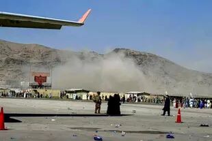 Imagen tomada con un teléfono móvil del humo que emana cerca del lugar de una explosión en el Aeropuerto de Kabul