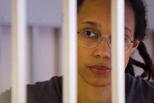 Brittney Griner escucha detrás de rejas el veredicto en su juicio por posesión de drogas ,el 4 de agosto del 2022, en las afueras de Moscú. La estadounidense fue condenada a nueve años de prisión. (Evgenia Novozhenina/Pool Foto vía AP)