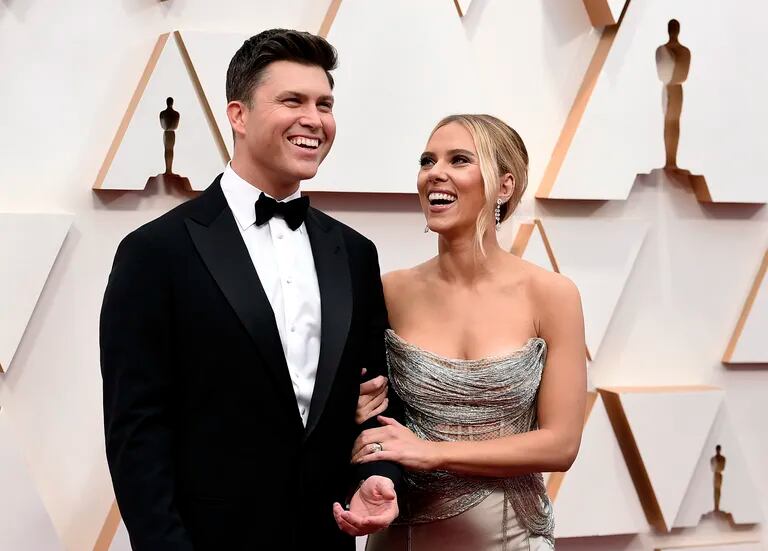 Colin Jost y Scarlett Johansson en la ceremonia de los premios Oscar el 9 de febrero de 2020 en Los Ángeles