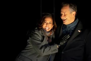 La candidata demócrata a la vicepresidencia, la senadora Kamala Harris y su esposo, Douglas Emhoff, se abrazan en el escenario después de que el candidato presidencial demócrata Joe Biden hablara en Pittsburgh el 2 de noviembre de 2020 en Filadelfia, Pensilvania