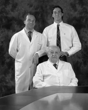 Las tres generaciones de oftalmólogos Zaldivar: Dr. Roger Eleazar (sentado), Dr. Roberto Zaldivar (parado, izquierda) y Dr. Roger Zaldivar (derecha)