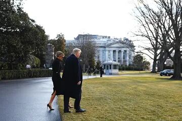 Donald Trump, y la primera dama Melania Trump, se dirigen a abordar el Marine One en su último día en la Casa Blanca en Washington