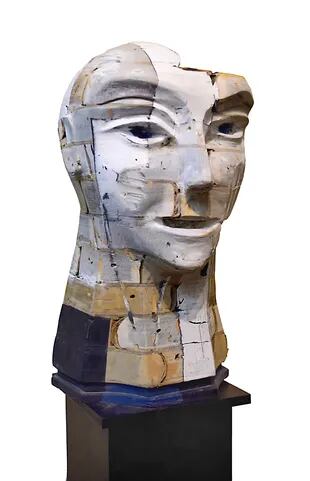 La obra de Raúl Farco "Sólo sí o no", cabeza tallada en libros antiguos, saldrá a la venta con un valor de base de $ 450.000