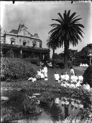 La Quinta Unzué, cuando funcionó como Jardín de Infancia Mitre. Un grupo de niños observo un estanque.