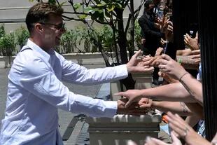 De muy buen humor, Ricky Martin salió a saludar a sus fans
