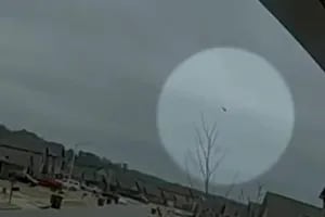 El momento en que un helicóptero Black Hawk cae sobre una autopista de EE.UU.
