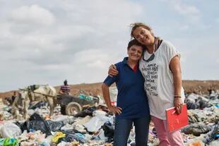 Carolina Pallero junto a Viviana Nasiff, coordinadora técnica de El Algarrobo. "La cooperativa me sacó del pozo: volví a vivir, a sentirme digna", dice Carolina.