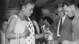 En esta foto del Archivo General de la Nación de Argentina se ve a una mujer afrodescendiente en el metro de Buenos Aires en 1959. 