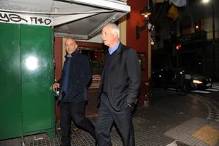 Los dirigentes de la UCR, Enrique Nosiglia y Emiliano Yacobi se retiran del restaurante Plaza Mayor del centro de la capital, luego de reunirse con otros dirigentes de su partido