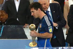 Lionel Messi, caminando con desazón tras recibir el premio al mejor jugador del Mundial 2014